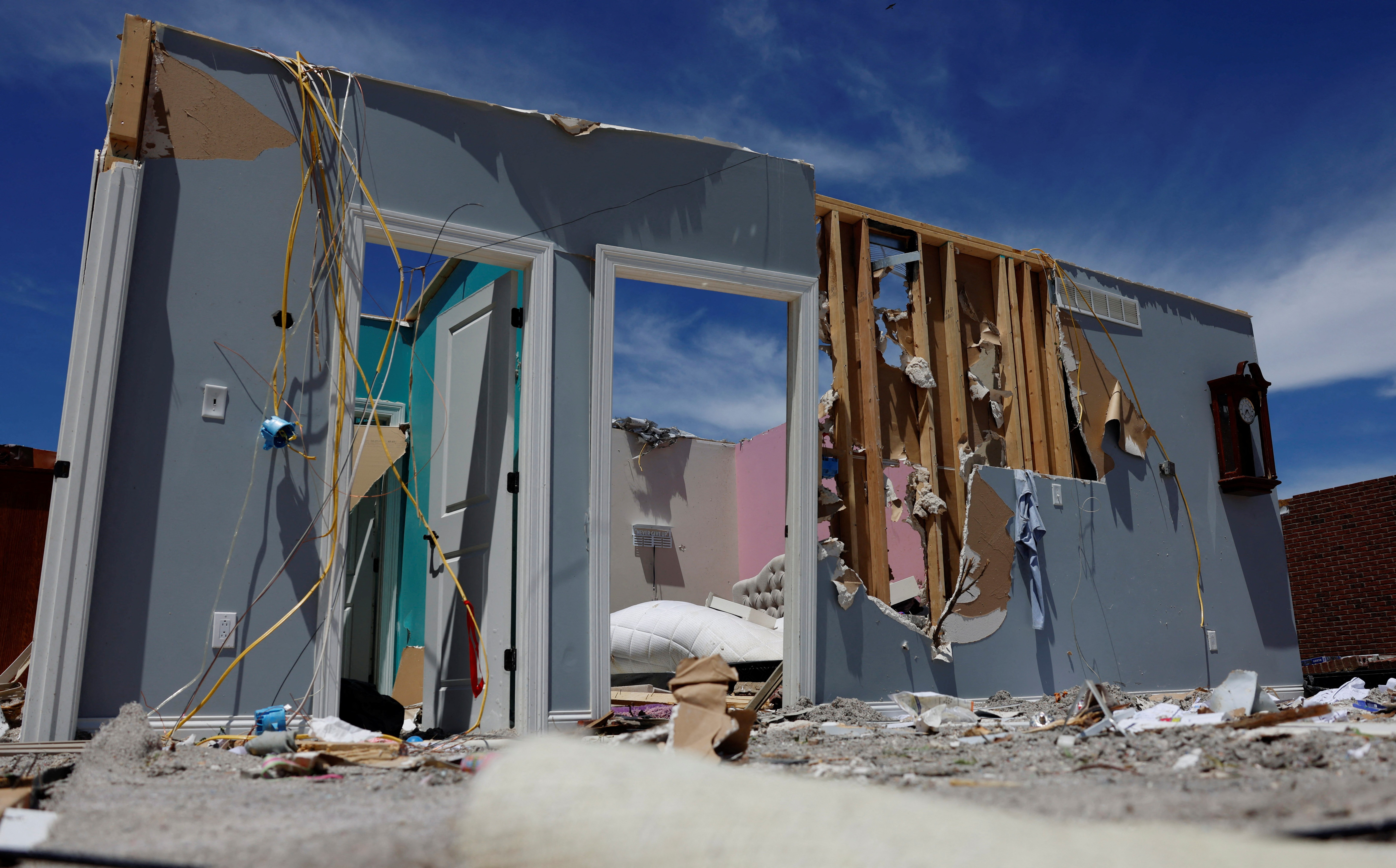Tornados e tempestades deixam 27 mortos, destroem casas e formam nuvem de poeira nos EUA