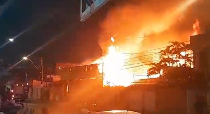 Incêndio atinge galpão de loja na Zona Oeste do Recife; VÍDEO