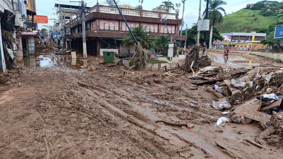 Ubá foi arrasada pela enchente que a prefeitura descreveu como a maior dos últimos anos — Foto: Érico Gabriel/TV Integração