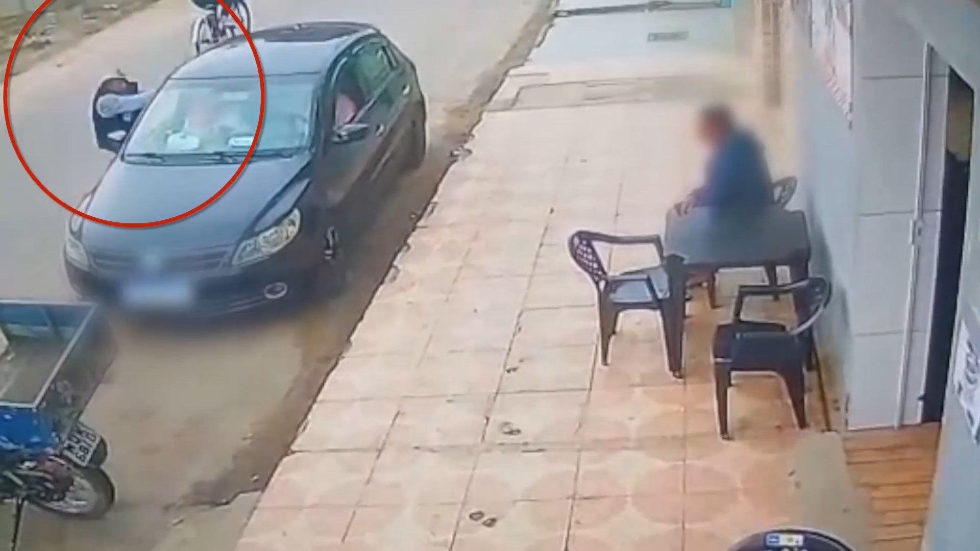 VÍDEO: homem é executado a tiros na frente da mãe e do irmão dentro de carro no meio da rua em Aracruz, ES