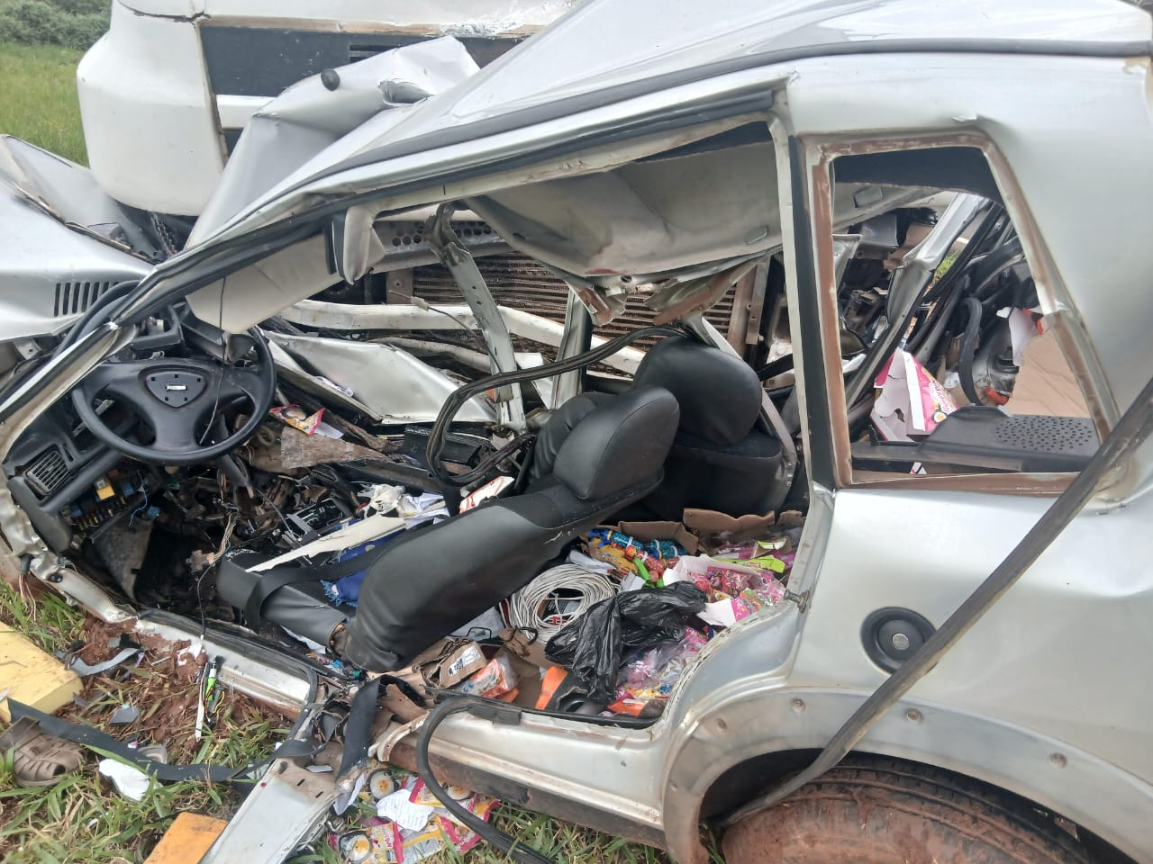 Carro fica destruído após batida contra carreta no interior de SP