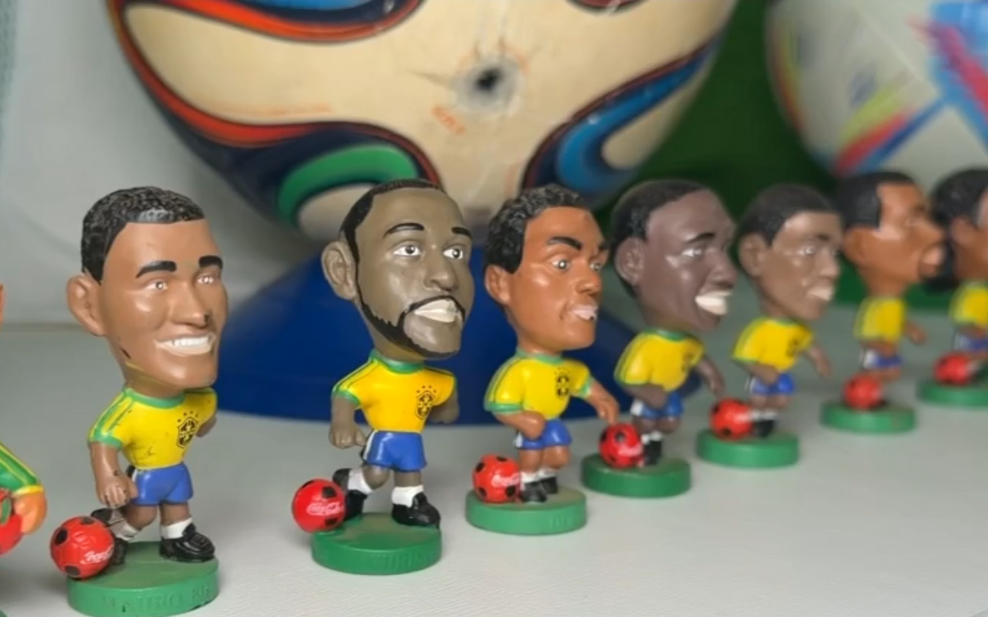 Morador transforma garagem de casa em 'museu' com coleção de itens da Copa do Mundo