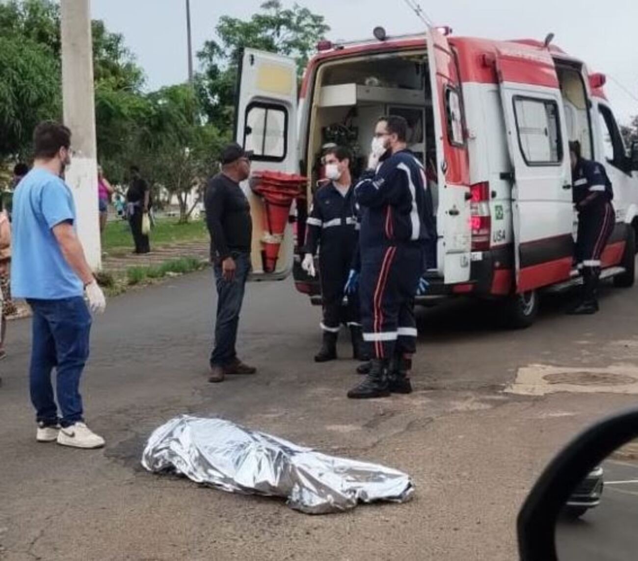 Homem de 44 anos morre após cair e ser atropelado por carreta no interior de SP