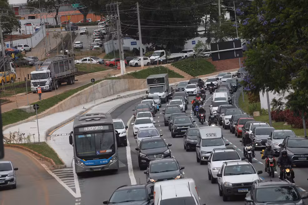 Trânsito intenso na Avenida Washington Luiz, na Zona Sul da cidade de São Paulo, próximo ao Aeroporto de Congonhas, em 18/12/25 — Foto: RENATO S. CERQUEIRA/ATO PRESS/ESTADÃO CONTEÚDO