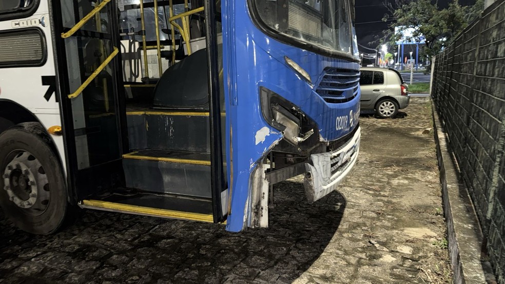 Frente do &ocirc;nbius ap&oacute;s a situa&ccedil;&atilde;o em Cui&aacute;, em Jo&atilde;o Pessoa &mdash; Foto: Fl&aacute;vio Fernandes/TV Cabo Branco