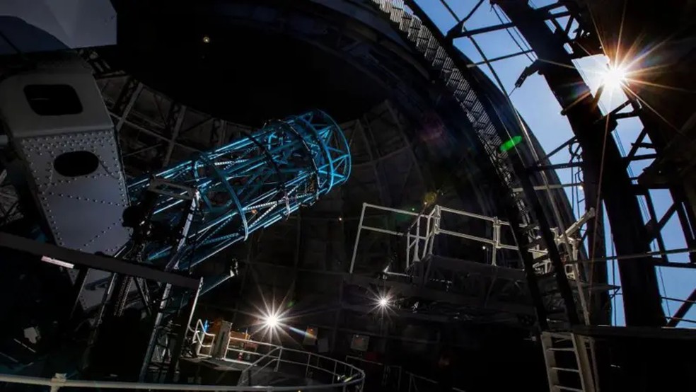 Com seu espelho de 2,5 metros de di&acirc;metro, o telesc&oacute;pio Hooker do observat&oacute;rio Monte Wilson era o maior telesc&oacute;pio da &eacute;poca &mdash; Foto: Getty Images via BBC