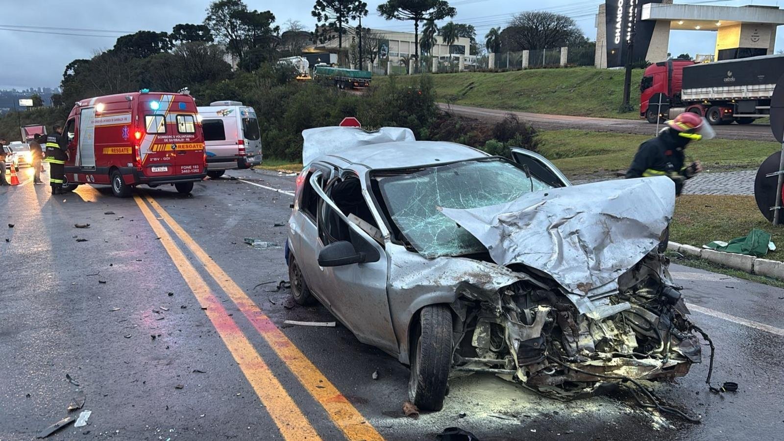 Colisão frontal entre van e carro deixa 13 feridos em rodovia da Serra do RS