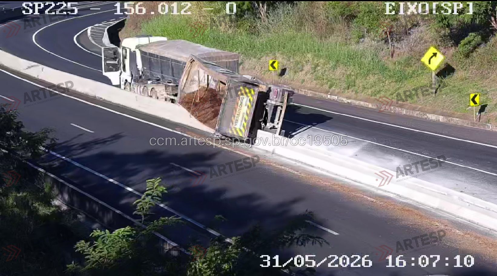 Carreta carregada com serragem tomba e fecha rodovia em Dois Córregos
