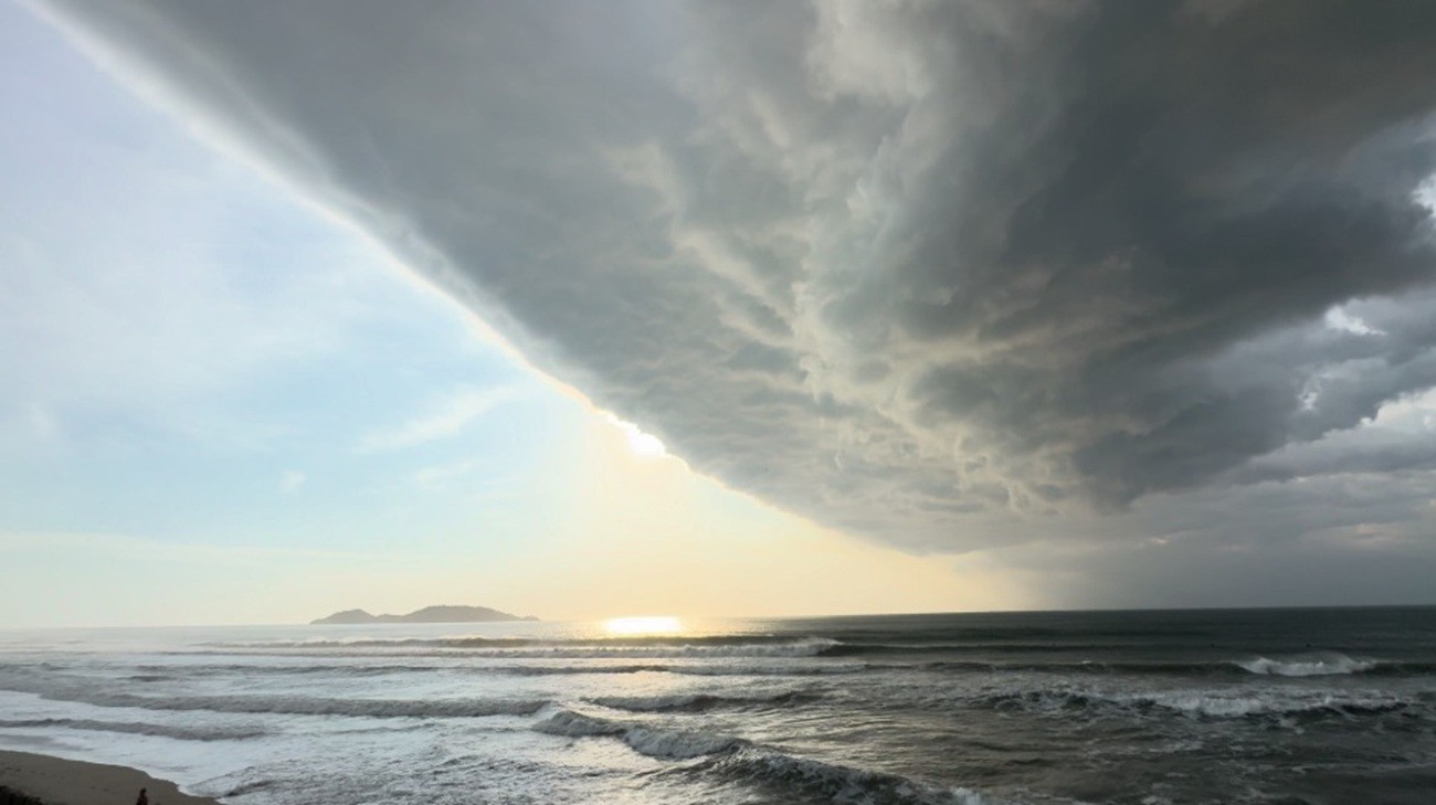 'Shelf cloud': nuvem prateleira cobre praia e 'anuncia' tempestades em Florianópolis; VÍDEO