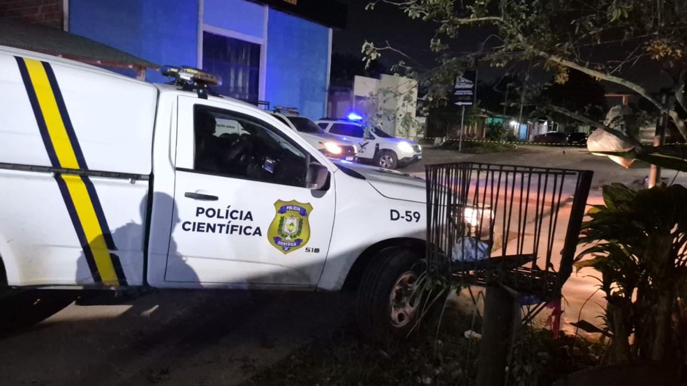 A Polícia Cientifica do Amapá (PCA) fez a remoção do corpo — Foto: GTA/Divulgação