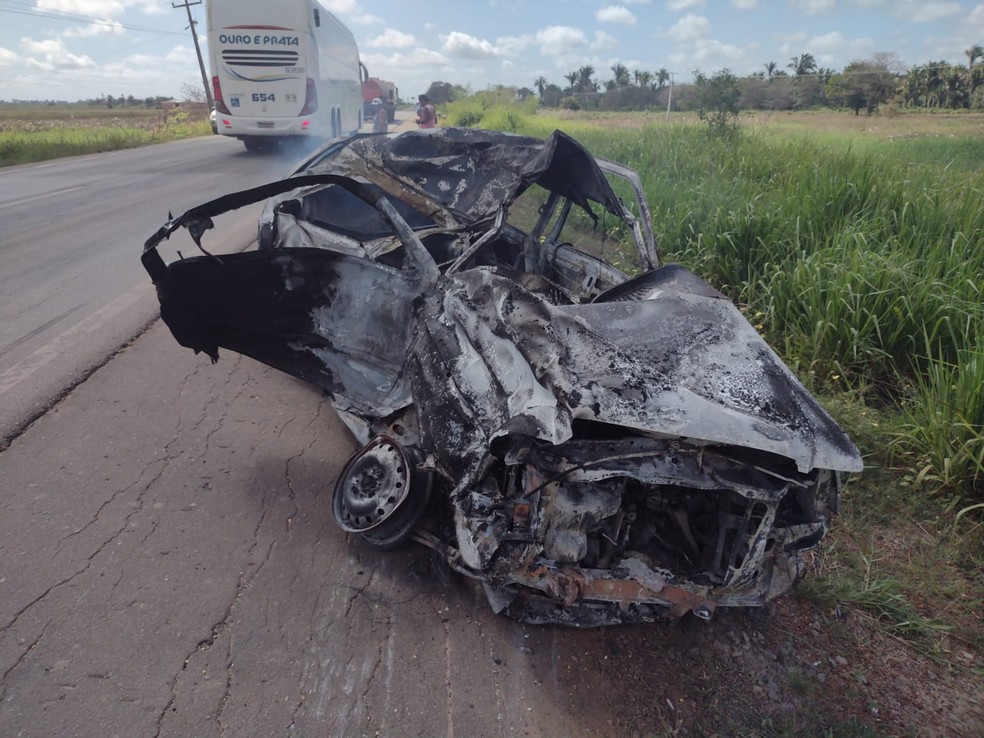 Veículo de passeio pegou fogo e ficou destruído no acidente — Foto: Erisvaldo Santos/TV Mirante