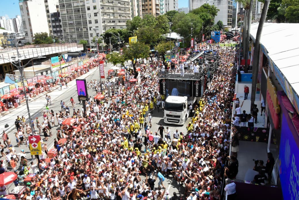 Mulher baleada no olho durante briga no carnaval de Salvador perdeu a visão, diz família