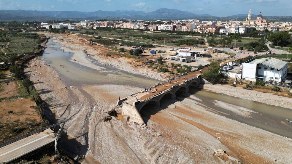 Vista aérea mostra trecho de ponte que foi levada por força das águas após temporal atingir a região de Valência, em 1º de novembro de 2024. — Foto: Susana Vera/ Reuters
