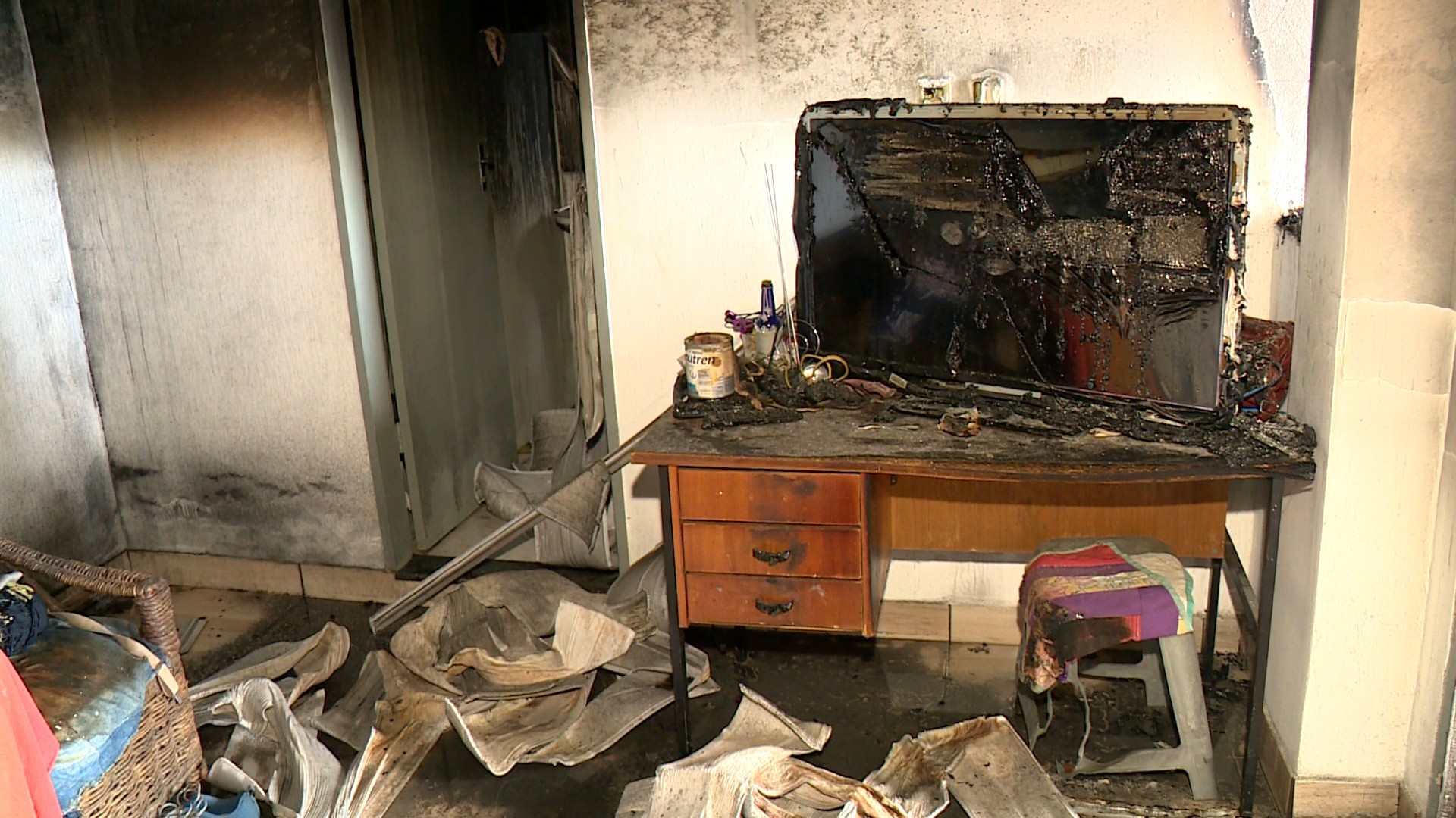 Incêndio destrói parte de casa no ES e família suspeita que fogo começou por carregador de celular