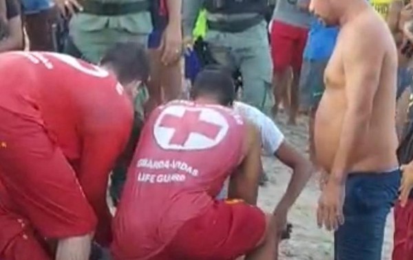 Bombeiros resgatam homem que afundou em areia movediça