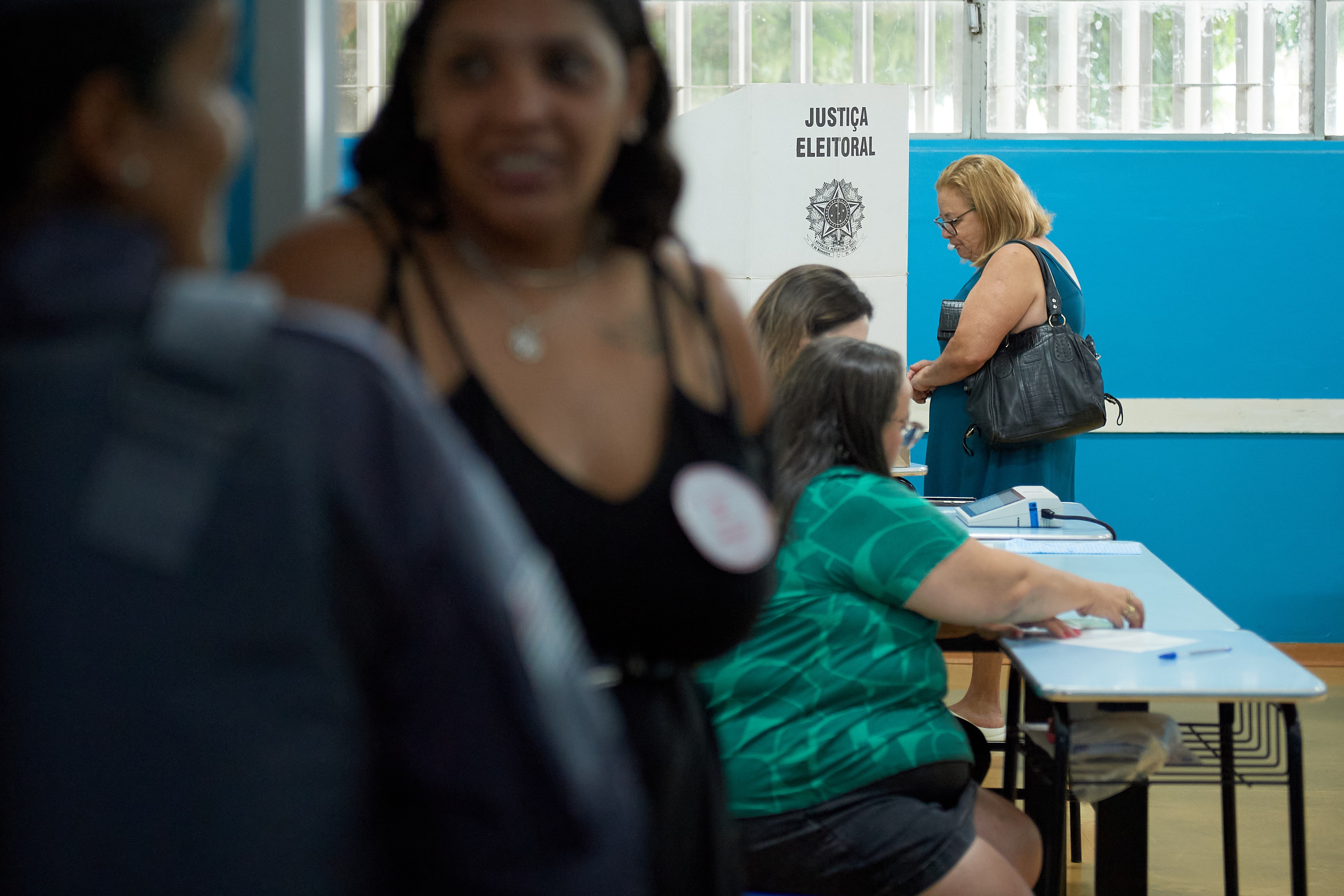Eleitores vão às urnas debaixo de chuva na região
