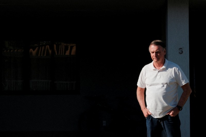 Decisão de Moraes sobre prisão domiciliar de Bolsonaro cita uso de tornozeleira, limite de visitas e proibição de celulares