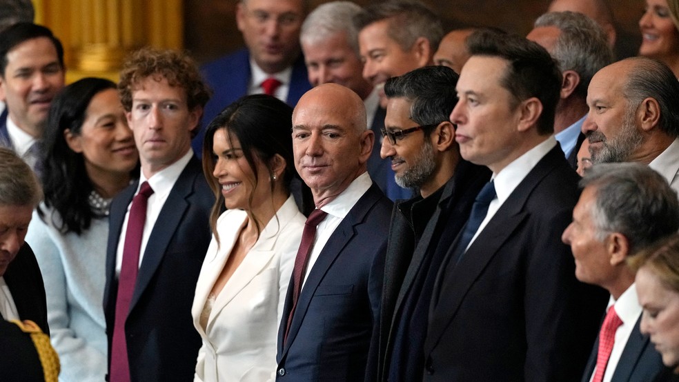 Mark Zuckerberg, Lauren Sanchez, Jeff Bezos, Sundar Pichai e Elon Musk, donos de big techs, presentes na cerimônia de Trump — Foto: Julia Demaree Nikhinson/Reuters