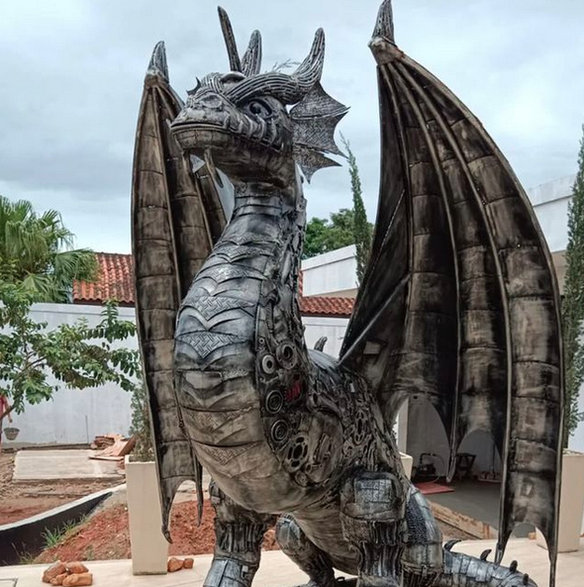 Escultura de dragão de 4 metros em homenagem a filho de médico viraliza ...