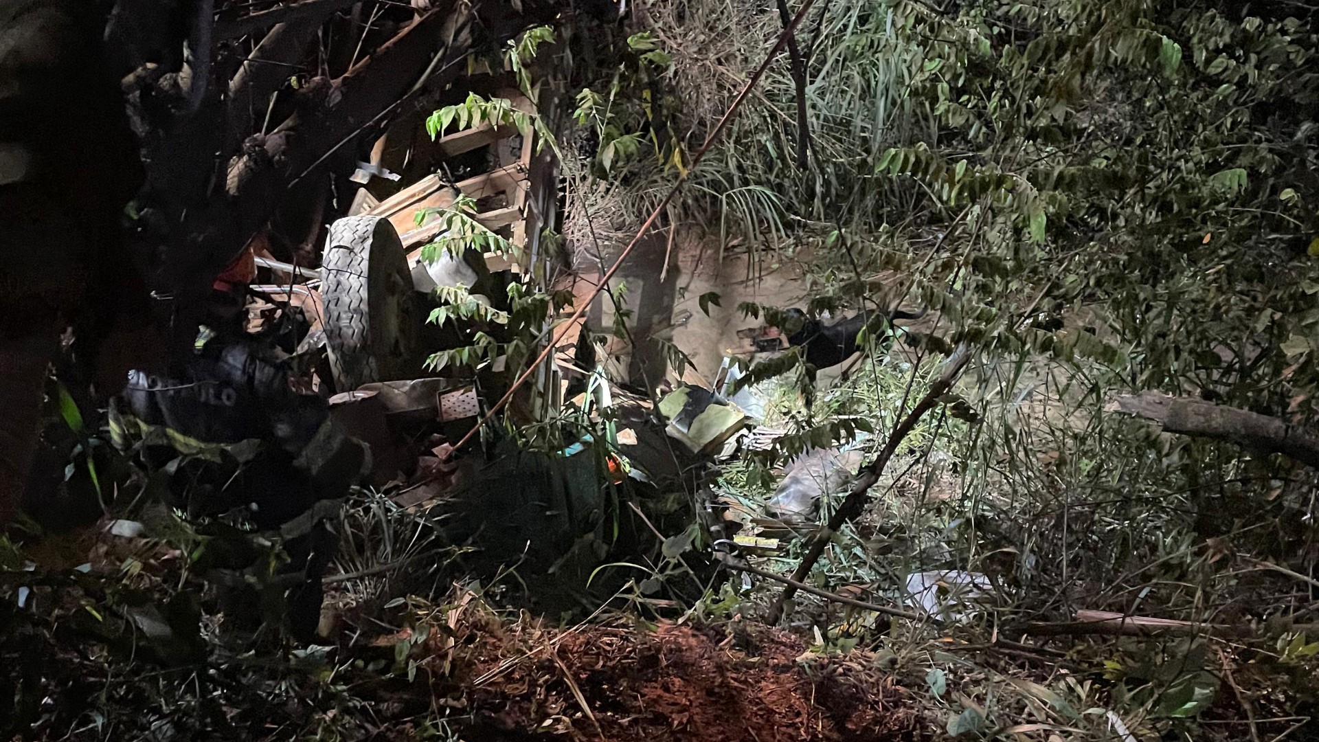 Motorista morre após caminhão cair de ponte em estrada rural de Santo Antônio do Aracanguá 