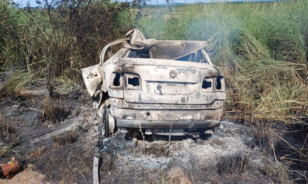 Carro pega fogo após batida e quatro pessoas morrem na Bahia — Foto: Reprodução/Redes Sociais