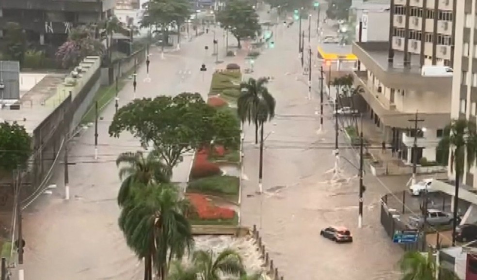 Avenida Princesa d'Oeste, em Campinas (SP), fica completamente alagada durante temporal deste sábado (26) — Foto: Reprodução/EPTV