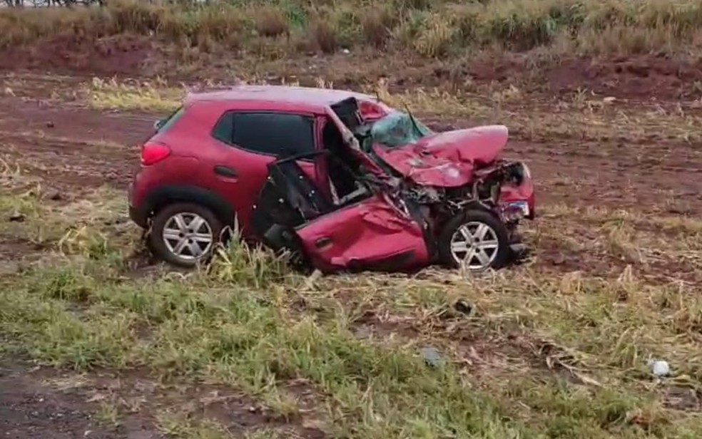 Carro em que cineasta sofreu acidente em Rio Verde, Gois  Foto: Divulgao/PRF
