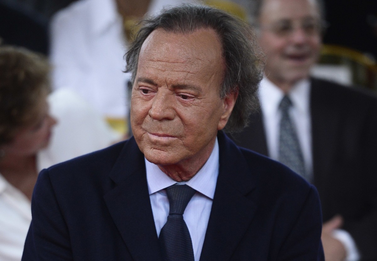 Julio Iglesias is detained at the airport because of a suitcase with 42 kg of food