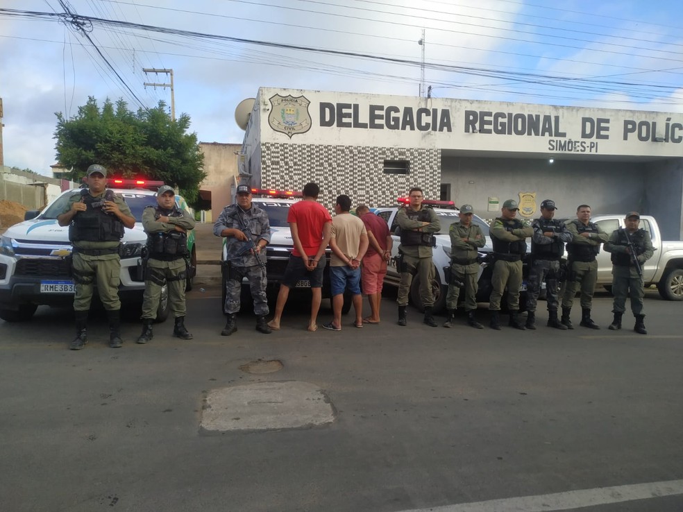 Presos suspeitos de roubar caminhão com carne bovina avaliada em R$ 500 mil — Foto: Divulgação /PM-PI
