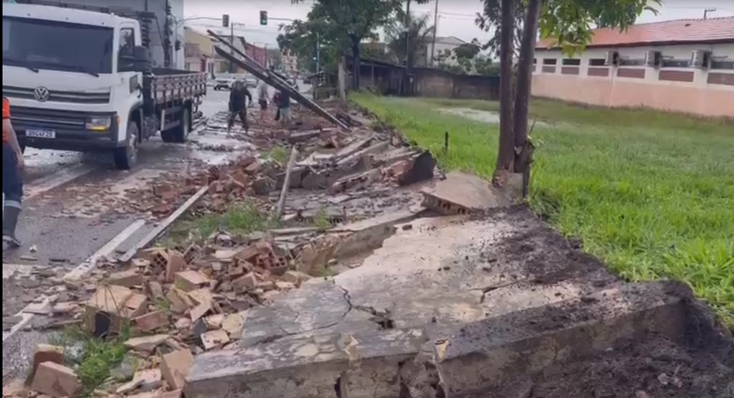 Parte de muro de escola desaba durante fortes chuvas em Bragança, no Pará