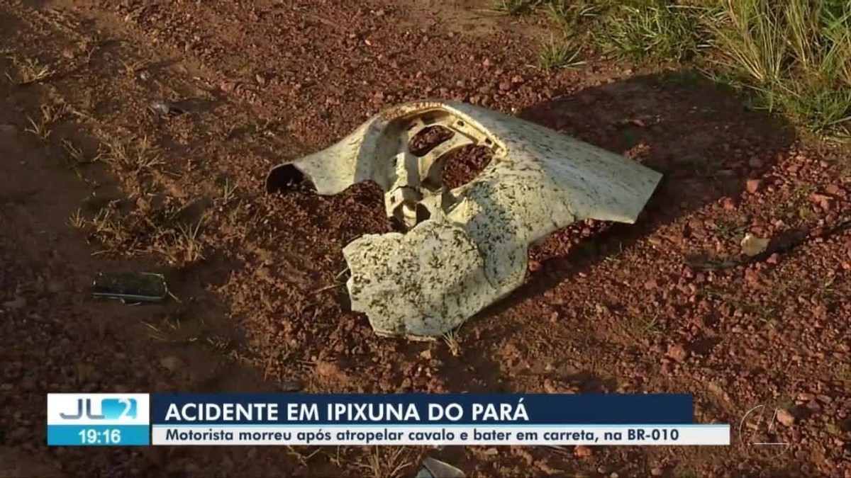 Motorista morre após carro colidir com cavalo e se chocar com carreta no Pará