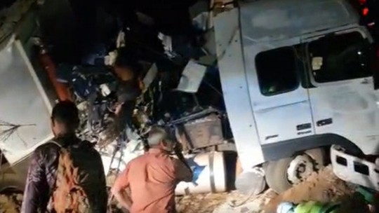 Batida entre ônibus e carreta deixa 11 mortos e mais de 40 feridos na BR-163 