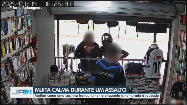 Mulher come coxinha tranquilamente enquanto namorado  roubado em Valparaso