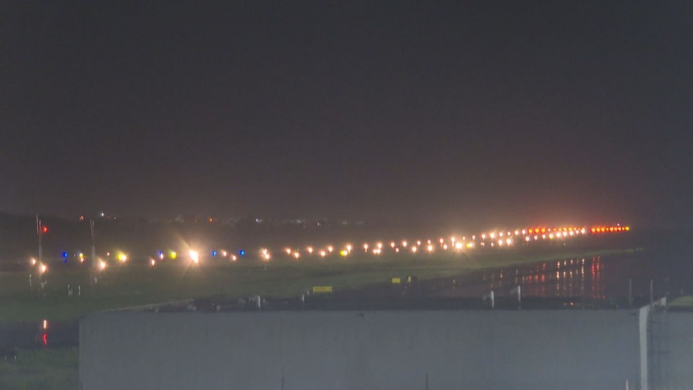 Pista do aeroporto de Salvador após iluminação ser retomada — Foto: Tv Bahia