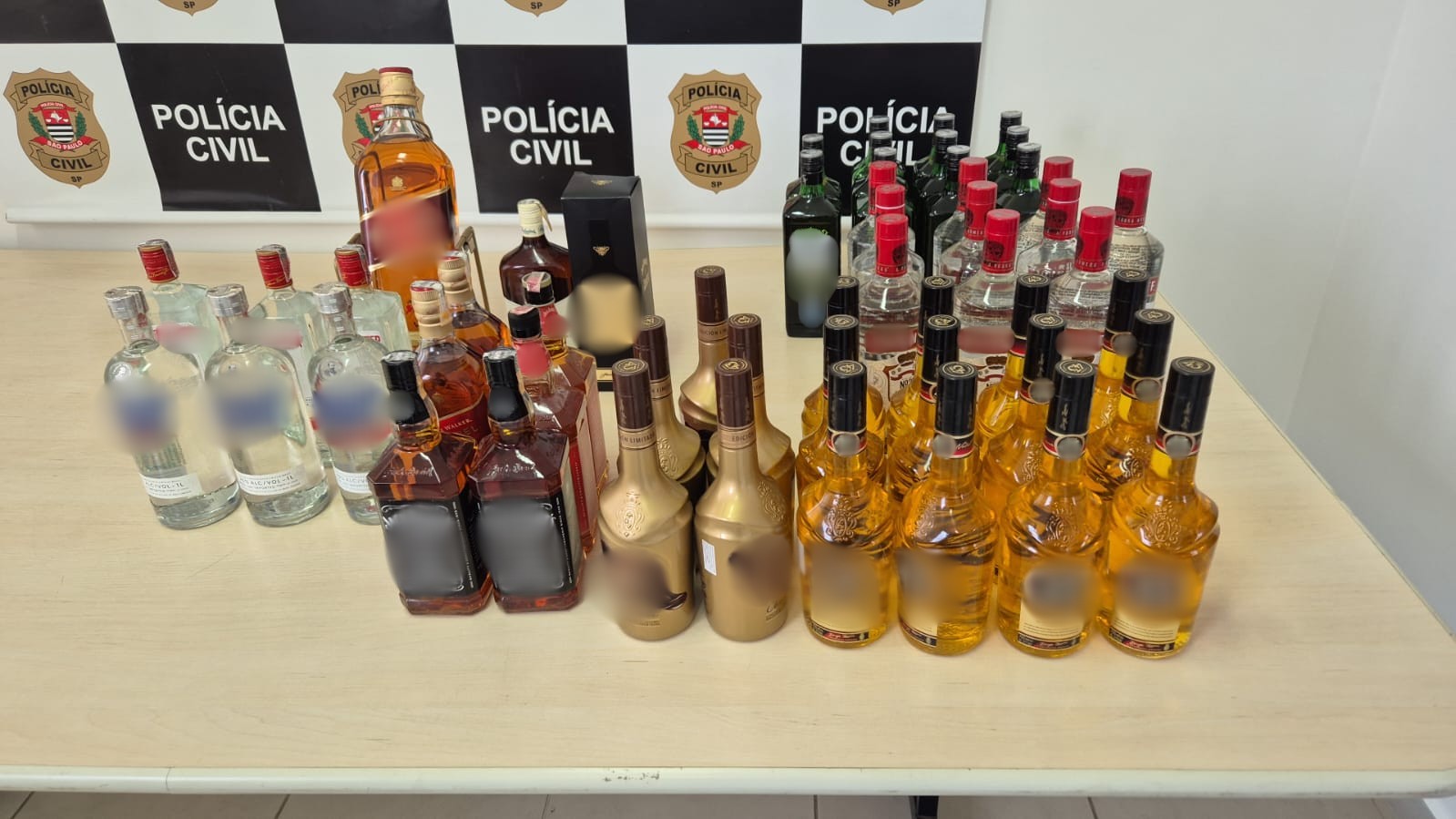 Polícia apreende bebidas falsificadas e prende donos de adegas em Jundiaí