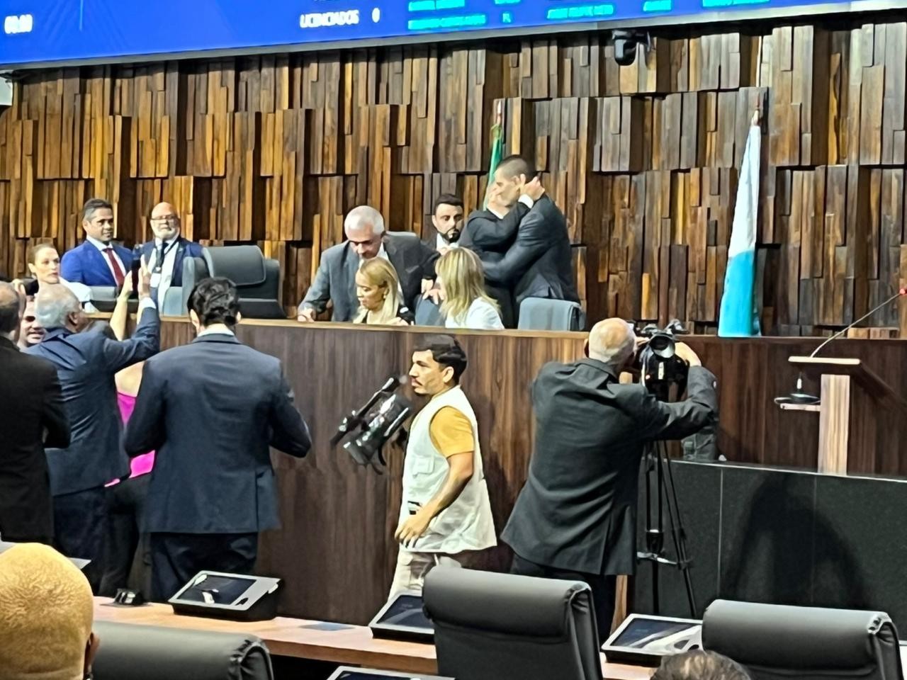 Com eleição questionada na Justiça e boicote da oposição, Douglas Ruas é eleito presidente da Alerj e deve assumir o governo do RJ