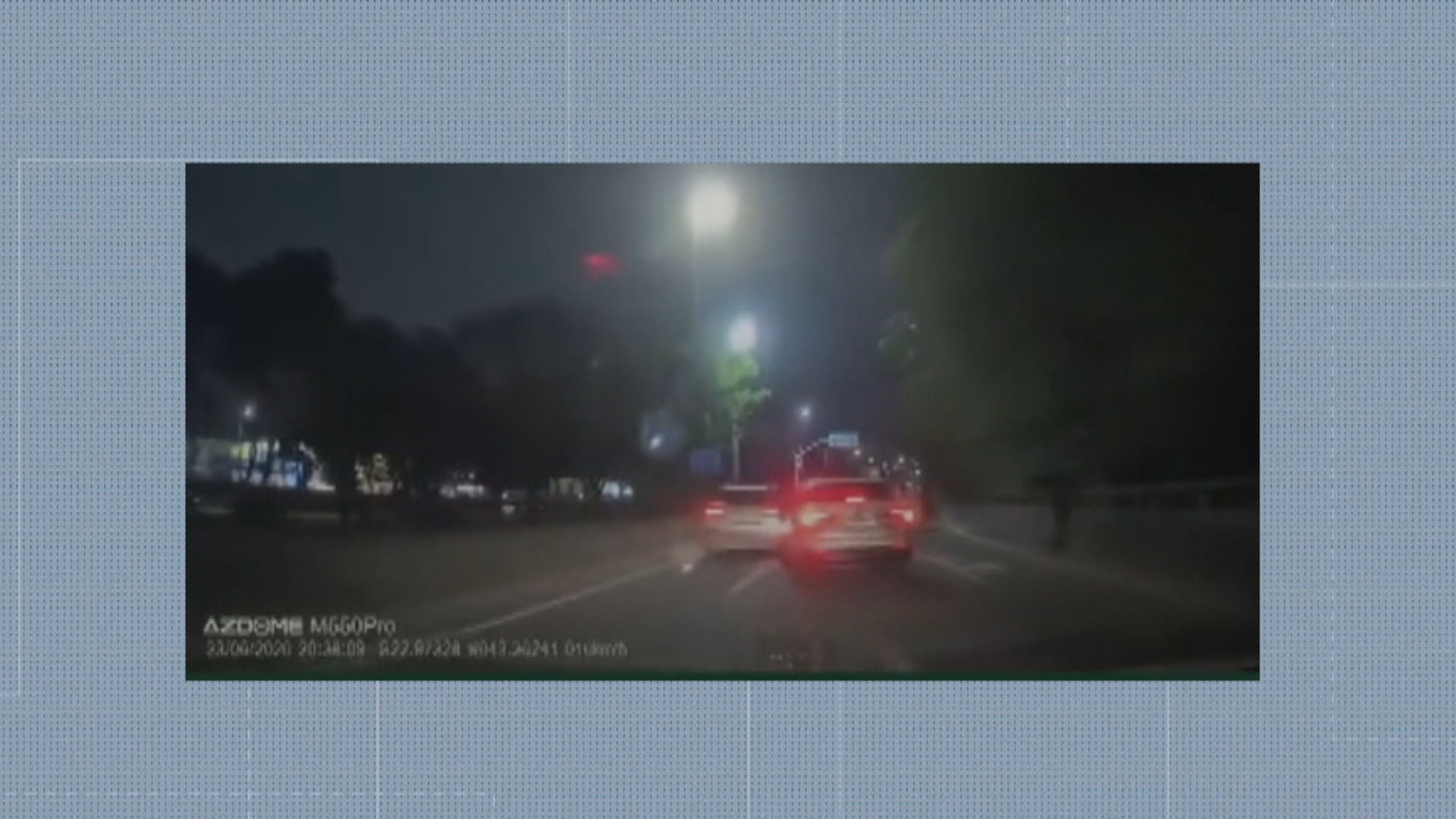 VÍDEO: Criminosos usam galhos e pedaços de madeira na pista para assaltar motoristas na Barra da Tijuca 