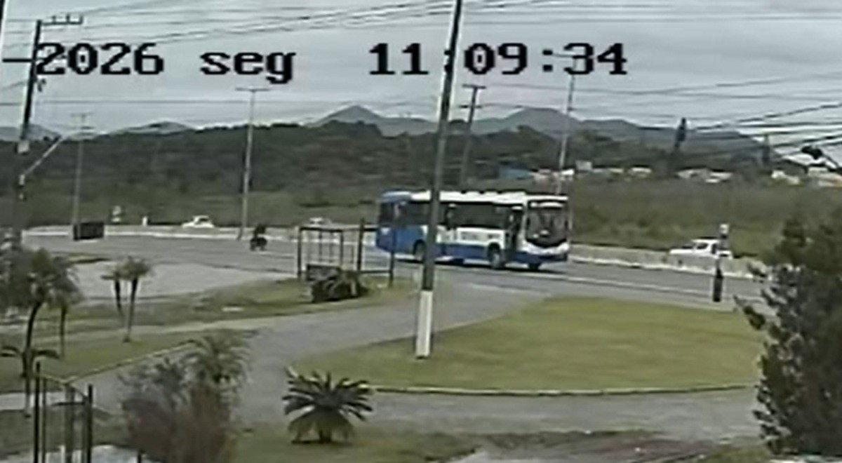 VÍDEO: motociclista morre após bater em ônibus parado na pista da SC-401, em Florianópolis