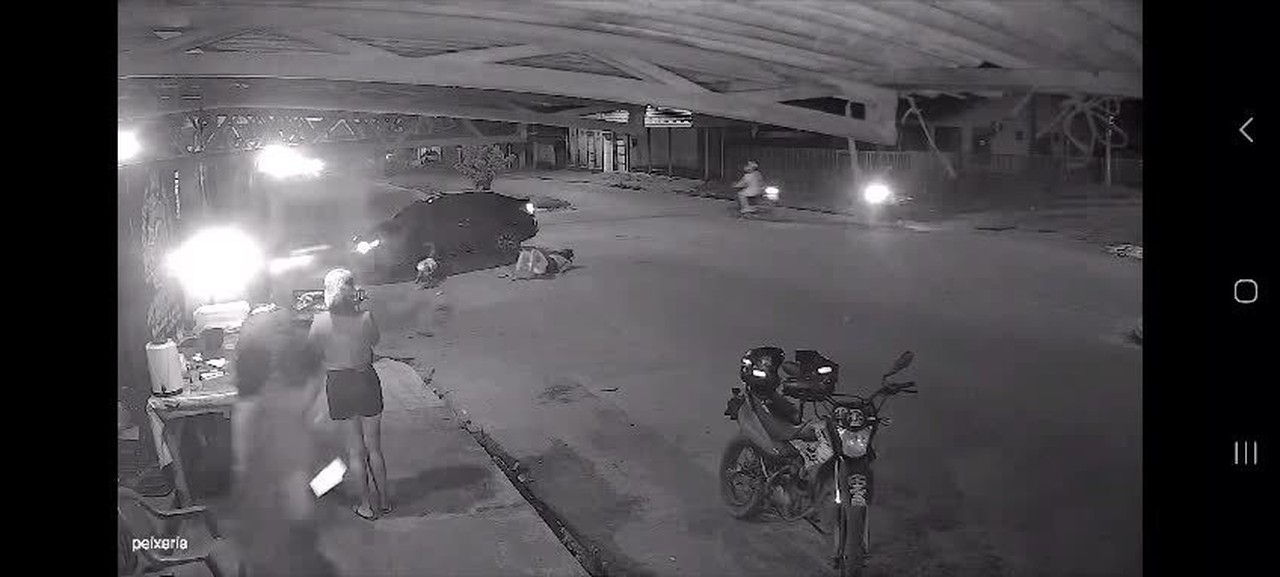 Condutor avança preferencial e carro atinge casal em motocicleta na avenida Dom Frederico Costa