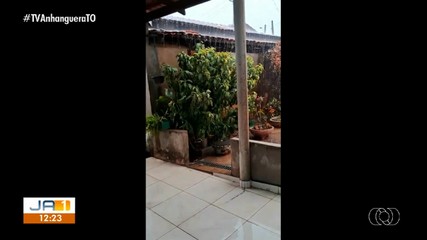 Moradores registram chuva em bairros de Palmas