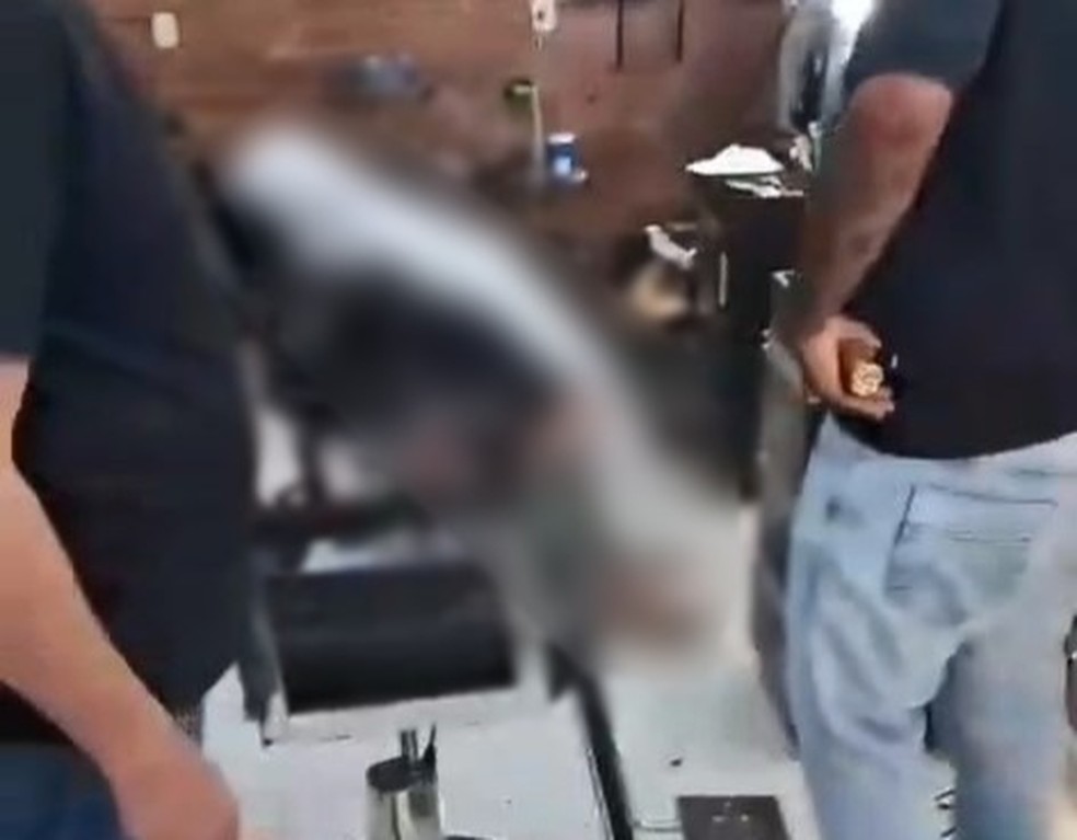Homem morto na cadeira da barbearia do Bairro Laranjeiras em Uberlândia — Foto: Redes sociais/Reprodução