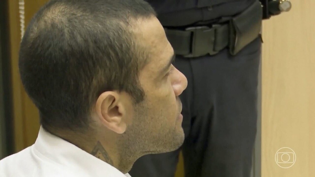 Daniel Alves é condenado pela Justiça espanhola a 4 anos e 6 meses de prisão por estupro