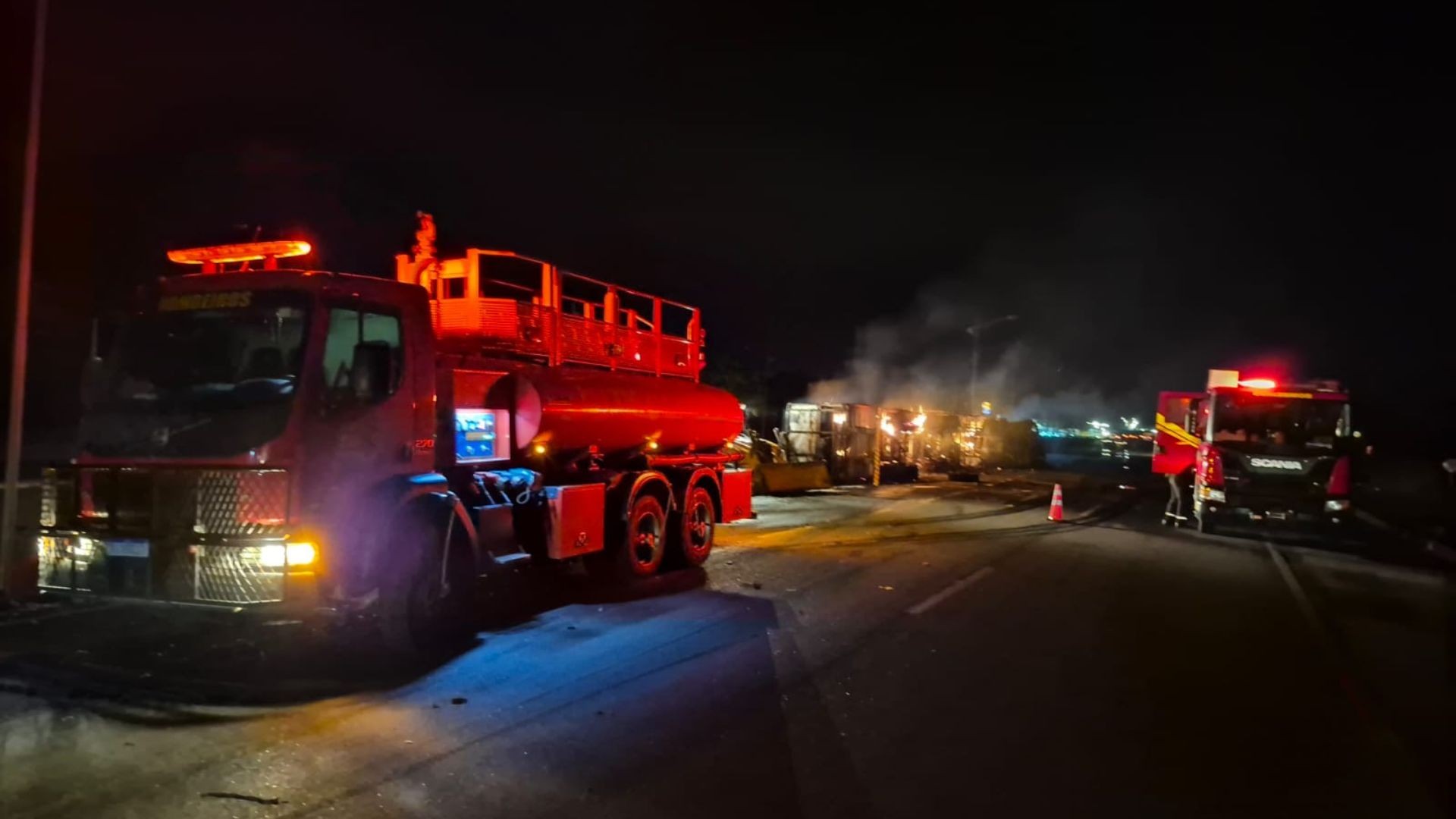 Carreta carregada com algodão pega fogo após tombar em MT