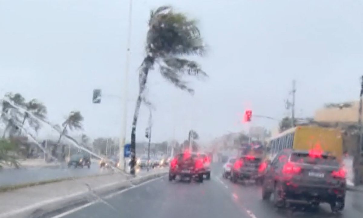 Chuva forte deixa mar agitado, provoca ventania e estragos em Salvador e interior da Bahia