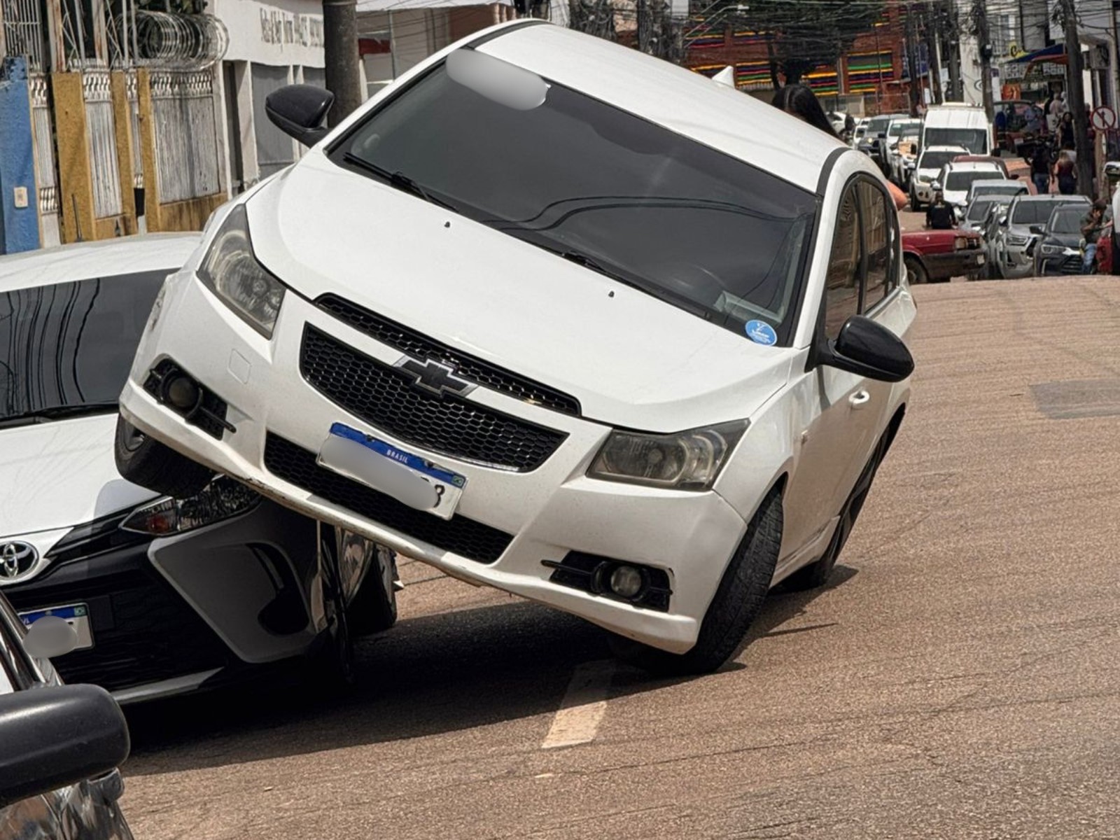 VÍDEO: Carro vai parar em cima de outro veículo após batida no Acre