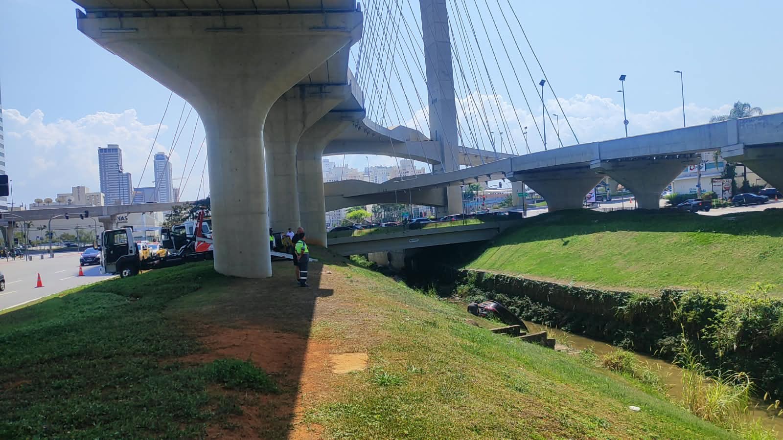 Carro cai no córrego do Vidoca, ao lado da Ponte Estaiada em São José dos Campos