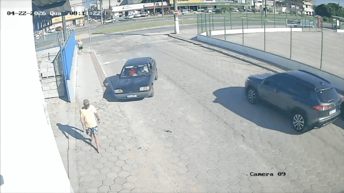 VÍDEO: idoso é atropelado na calçada e fica com a perna presa contra a parede no Norte do ES