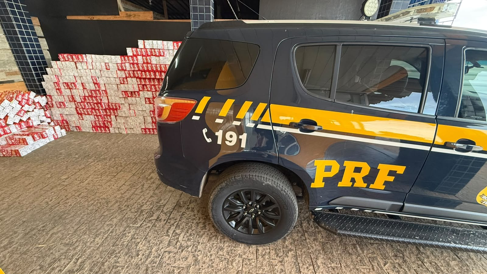 Motorista é flagrado transportando 720 caixas de fogos de artifício de forma irregular na BR-262, em MG 