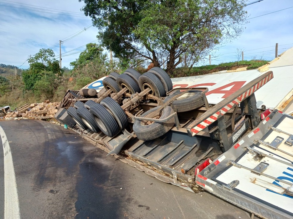 Carreta tomba carregada de papelão em Jaguariúna