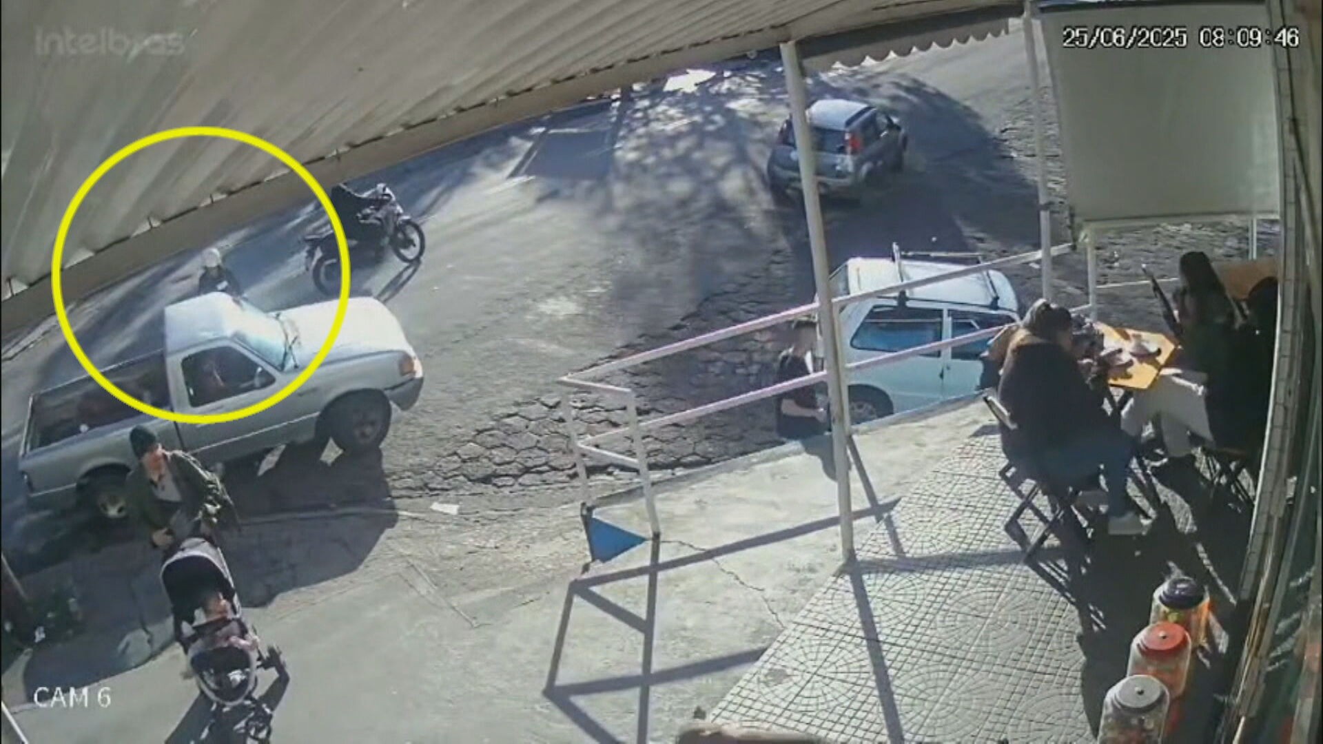 Homem e mulher são mortos dentro de caminhonete em Mangaratiba; Vídeo 